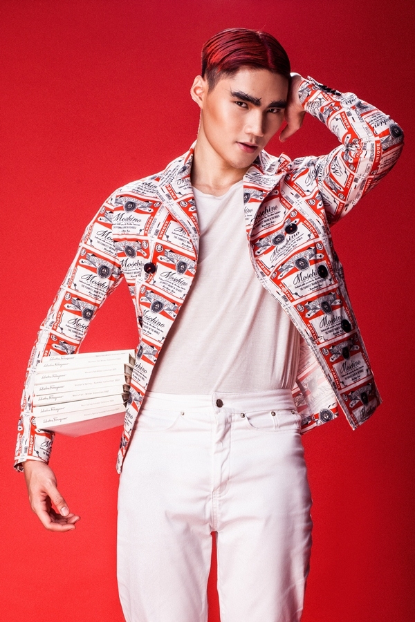
Bắt kịp trào lưu hiện đại đang thịnh hành nhất, quán quân Vietnam's Next Top Model 2014 gây ấn tượng với hình ảnh thư sinh nổi loạn gồm áo vest họa tiết bắt mắt đi kèm jean trắng tông xuyệt tông áo thun trơn.